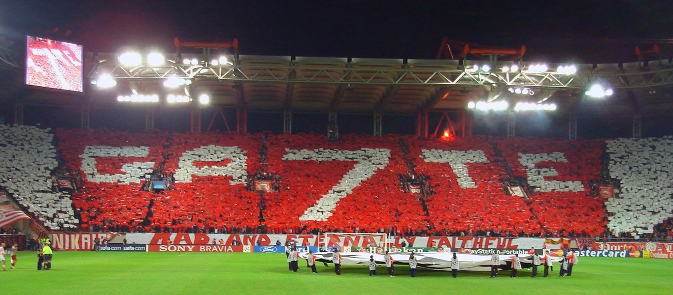 «Κοκκίνισε» η πλατεία Συντάγματος από οπαδούς του Ολυμπιακού και του Ερυθρού Αστέρα (φώτο - βίντεο)